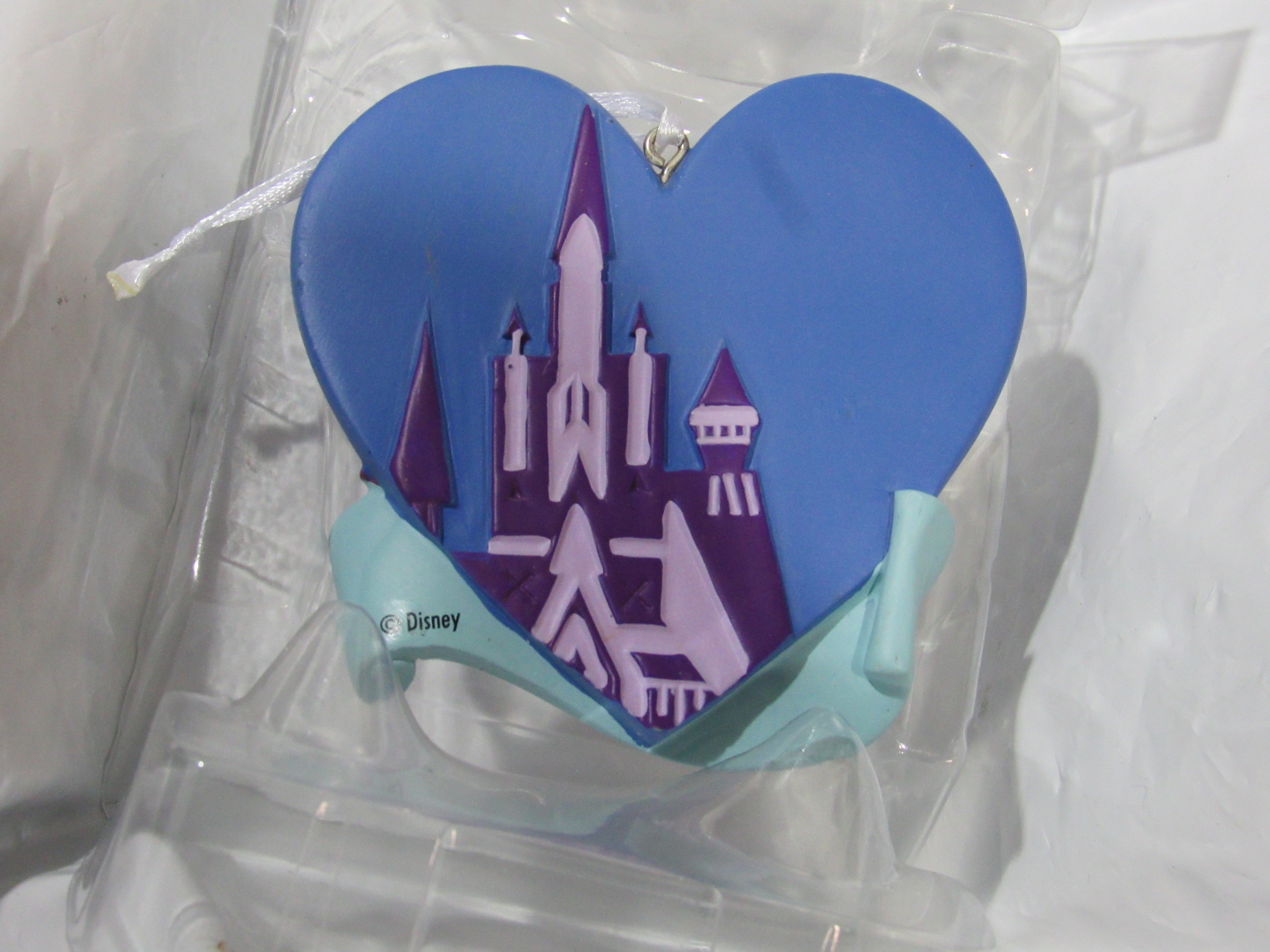 Hallmark Disney Heart Frozen Elsa and Anna 2015 Christmas Tree Ornament